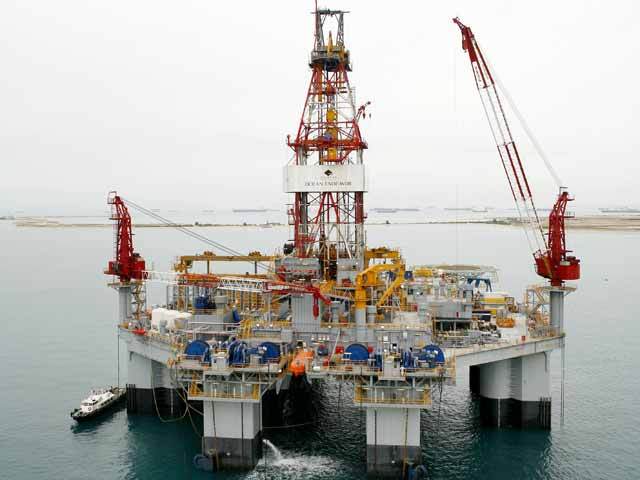 Platforma de 532 mil. $ adusă de Petrom și Exxon în Marea Neagră va începe forajul la finalul anului