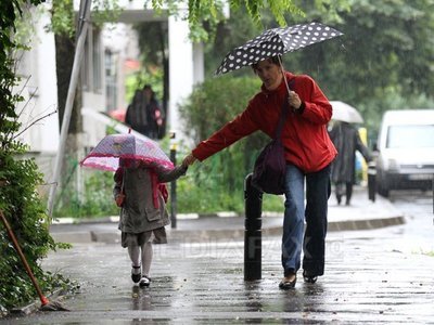 Comandament pentru SITUAȚII DE URGENȚĂ la Guvern: Codul galben de inundații va fi ridicat, dar ploile continuă. O NOUĂ AVERTIZARE poate fi emisă luni