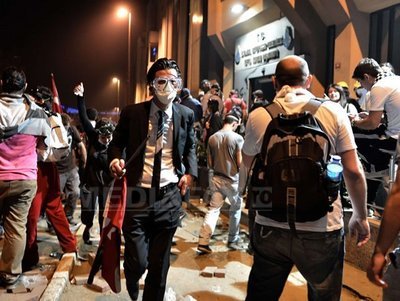 PROTESTELE din TURCIA continuă: Mii de manifestanți au ocupat din nou Piața Taksim din Istanbul. Poliția a folosit gaze lacrimogene