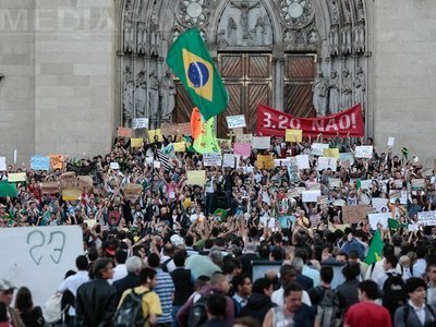 PROTESTE VIOLENTE în BRAZILIA: Aproximativ 50.000 de persoane au manifestat la Sao Paulo