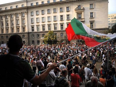 PROTESTELE din BULGARIA: Mii de bulgari au manifestat împotriva guvernului pentru a opta zi consecutivă