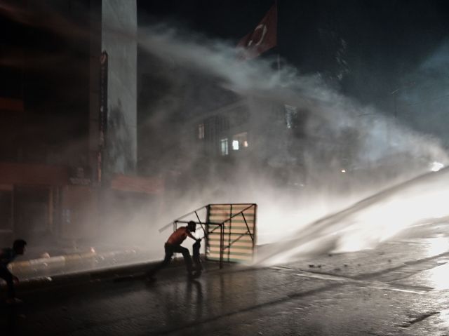 Zeci de polițiști antirevoltă au preluat marți controlul asupra Pieței Taksim, la Istanbul