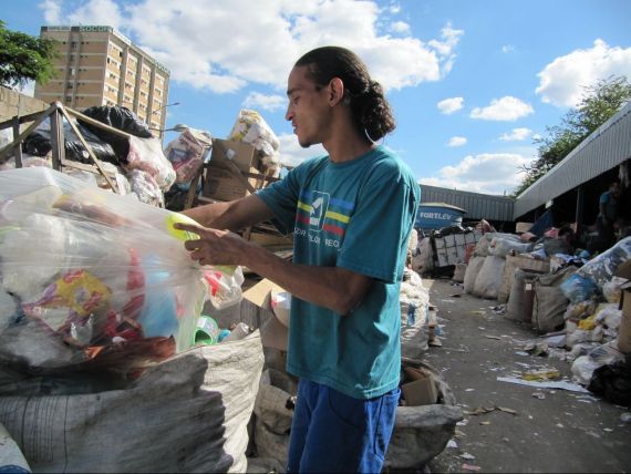 Transformă gunoiul în bani. Țara care a ieșit din sărăcie valorificând ce întreaga planetă aruncă