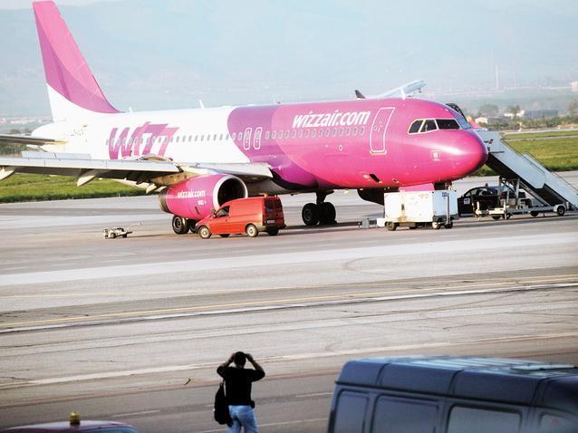 Aterizare de urgență pe aeroportul din Roma a unui avion care venea din București. 165 de pasageri au coborât din aeronava pe tobogane