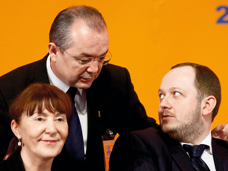 Pe o stâncă neagră, într-un fost liceu