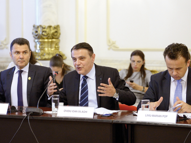 Un minister cu bucluc: după junghi vine și tusea