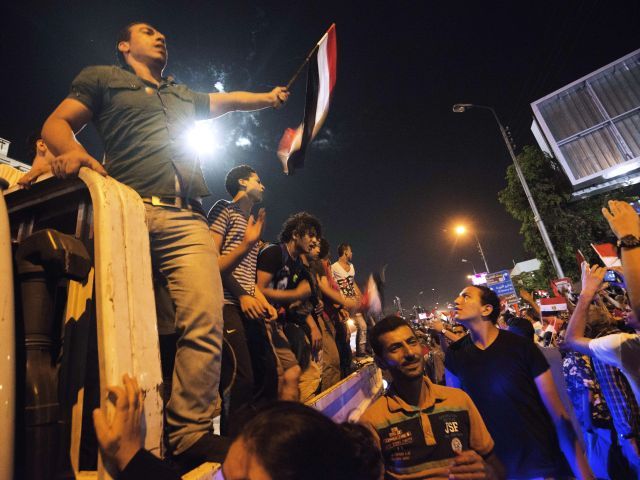 Armata egipteană i-a comunicat președintelui Mohemed Morsi că nu se mai află în funcție