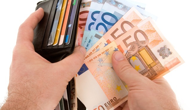 Salariile șefilor de bănci salvate de stat, plafonate la de 15 ori salariul mediu pe economie