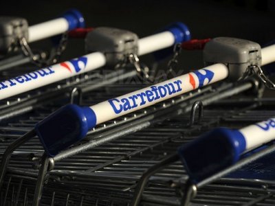 Carrefour va integra în rețeaua proprie 20 de magazine deținute de doi retaileri români