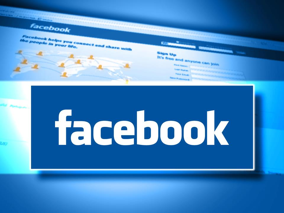 Cine mai folosește social media