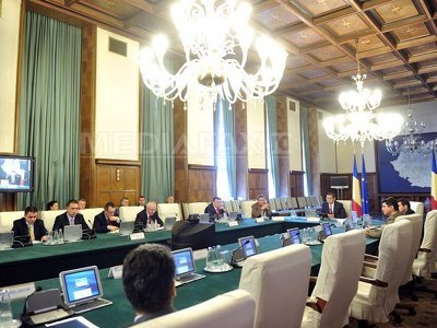 RECTIFICAREA BUGETARĂ: Tăieri de cheltuieli totale la Educație, Muncă, Agricultură. Bani în plus la SRI, SIE, DNA, CSM