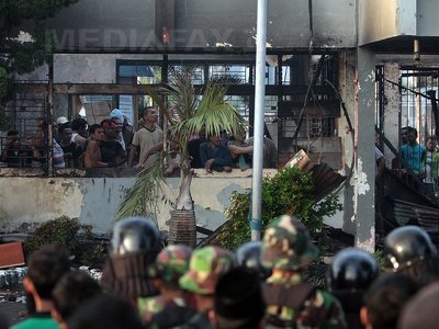 REVOLTĂ într-o închisoare indoneziană. Cinci deținuți au murit și aproximativ 100 au evadat
