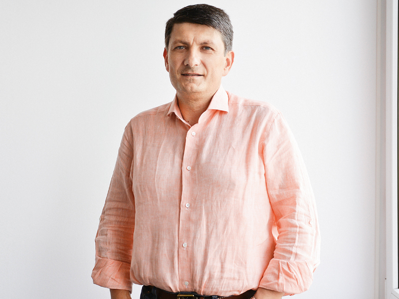 Românul care a înghițit o bucățică de multinațională