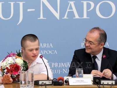 Cluj - Tânărul care a luat bacalaureatul deși suferă de sindromul Down, premiat de Boc: "Am învățat foarte mult, nimic nu se face fără muncă"