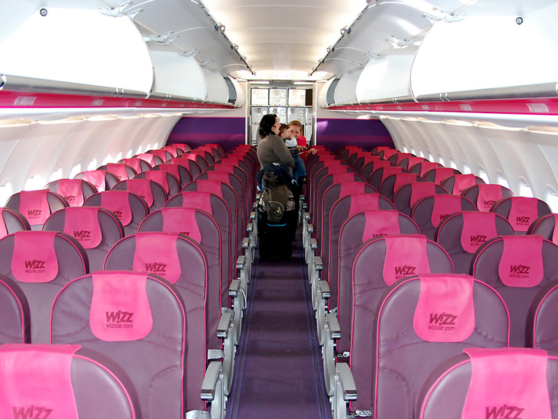 Absurdul bagajelor la Wizz Air: dacă plătești bagaj de mână mare, nu-l mai poți lua deloc pe cel mic gratuit