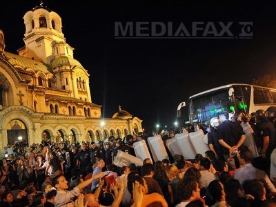 Deputați și miniștri bulgari, asediați de protestatari în clădirea Parlamentului