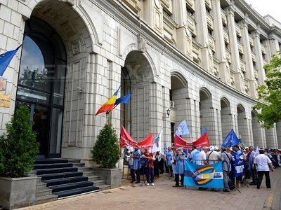 Sindicaliști din CFR au protestat la sediul Ministerului de Finanțe
