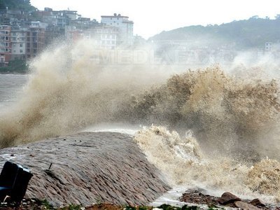 Taifun în China: Cel puțin trei oameni au murit și o jumătate de milion au fost evacuați
