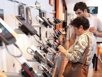 STUDIU: Majoritatea românilor preferă să cumpere telefoane noi