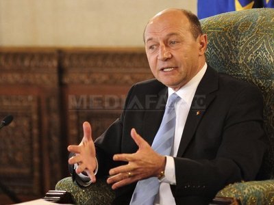 Băsescu cere reexaminarea unei legi privind achizițiile publice