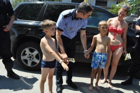Cum să vă feriți de hoți și să nu vă pierdeți copiii când plecați în vacanță
