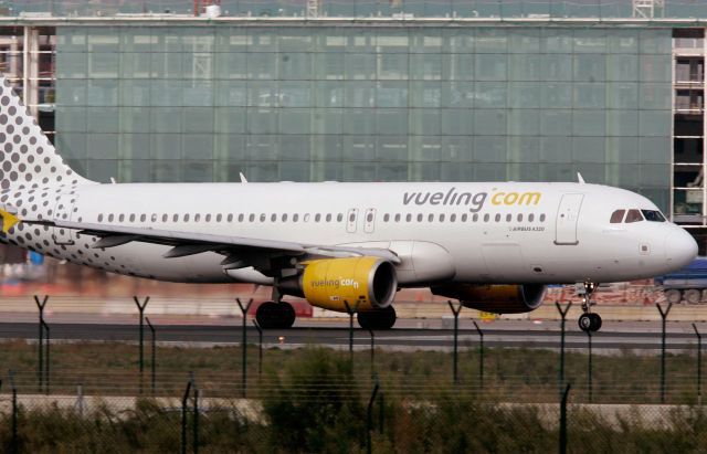 90 de pasageri așteaptă reprogramarea unui zbor spre Barcelona, după ce low-costul Vueling l-a anulat azi dimineață din cauza unei defecțiuni tehnice