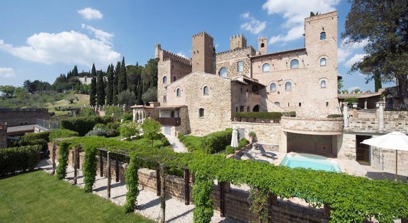 Castelul vechi de 800 de ani, transformat în hotel de lux - GALERIE FOTO