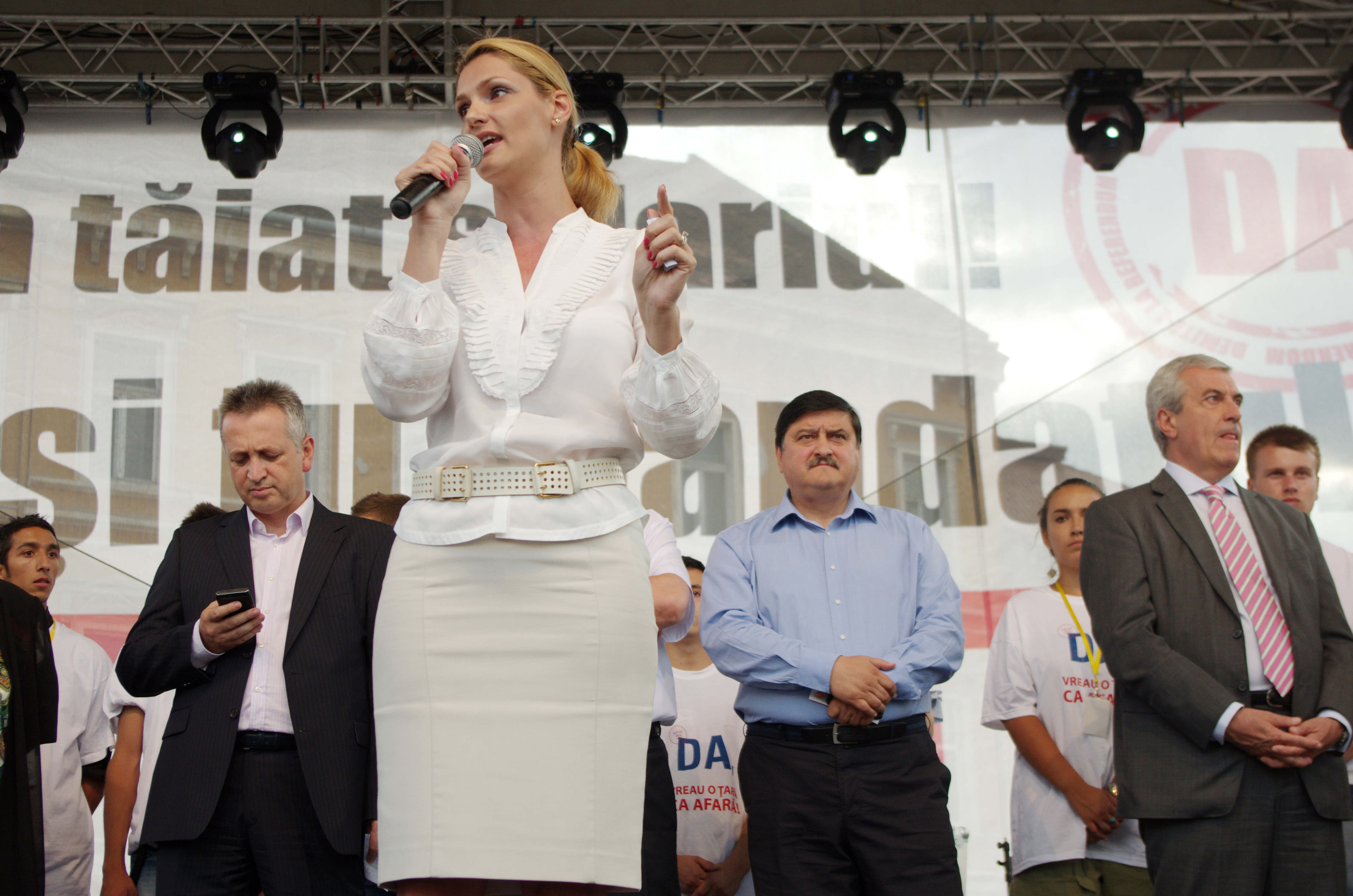 Cine ar putea fi noul ministrul al transporturilor: Ramona Mănescu, soția primarului sectorului 6 și europarlamentar PNL