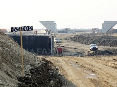 RAPORT: Autostrăzile construite în România în zona de șes, de trei ori mai scumpe decât în Bulgaria