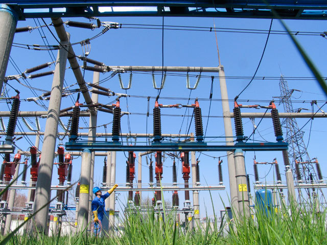 Se sting becurile: consumul de electricitate a scăzut cu 7,5% în prima jumătate a anului