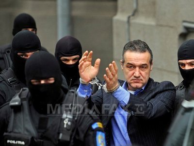 Gigi Becali, sancționat disciplinar pentru că a vorbit la telefon cu cartela unui deținut