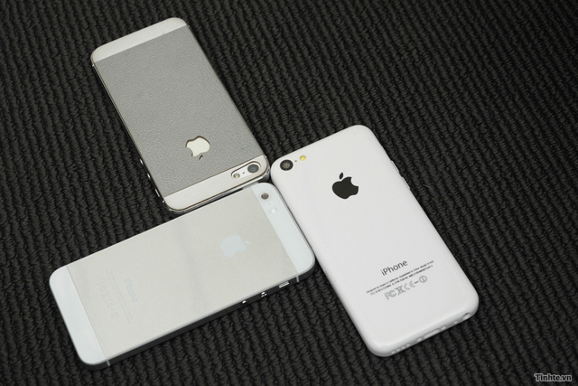 iPhone 5S și varianta mai ieftină iPhone 5C, lansate împreună luna viitoare