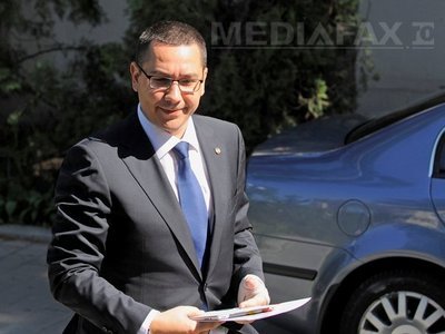 Ponta a participat pentru scurt timp la slujba de la Mănăstirea Putna, plecând la Cacica