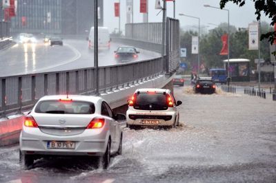 Stroe: Poliția poate închide drumuri. Trebuie curățate canale pentru a nu avea Veneția în București