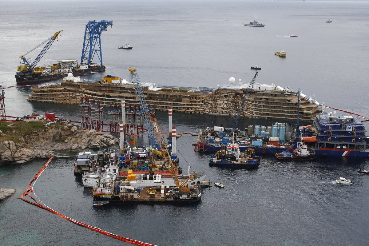 Au redresat Costa Concordia, nava arată groaznic – GALERIE FOTO
