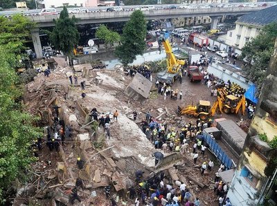 Un imobil s-a PRĂBUȘIT în Bombay: Aproximativ 20 de persoane sunt date dispărute