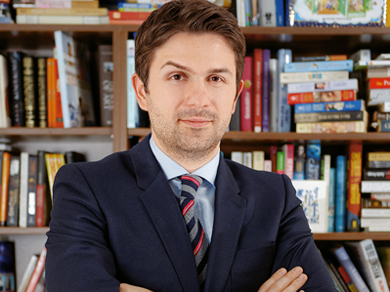 La 34 de ani acest tânăr are cea mai mare editură din România