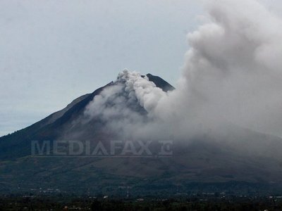 ERUPȚIE VULCANICĂ în Indonezia: Mii de oameni au fost evacuați