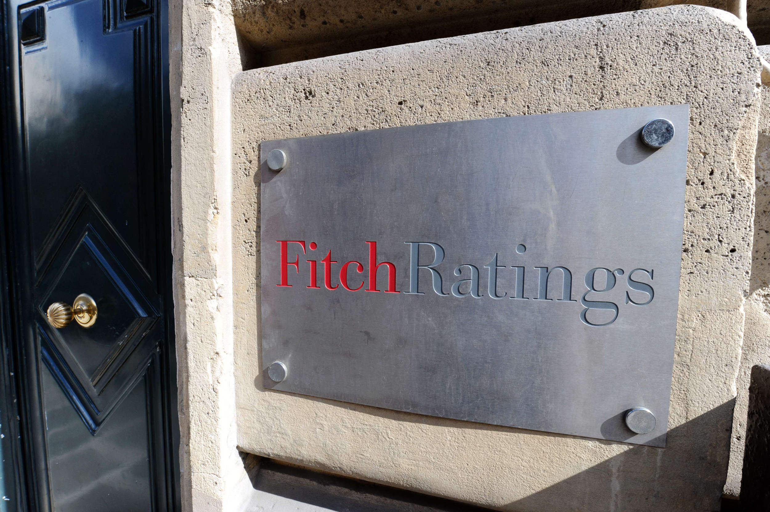 Fitch atribuie emisiunii de obligațiuni de 1,5 miliarde de euro a României ratingul BBB-