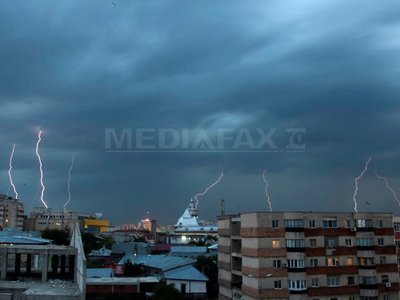 Avertizarea COD GALBEN de ploi și vânt, prelungită