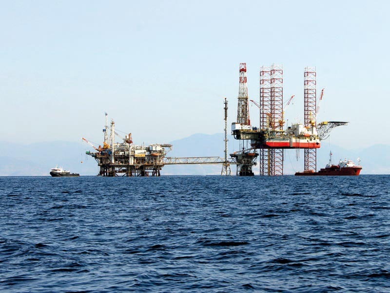 Reportaj: Viața românilor pe platforme petroliere, la mii de kilometri de casă
