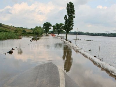 Patru persoane au murit în urma viiturilor, peste 700 de case sunt inundate, la Galați