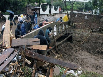 Cel puțin 21 de morți în Mexic, prins între o furtună tropicală și un uragan
