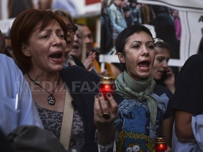 Peste 200 de persoane care se opun eutanasierii câinilor maidanezi protestează în Parcul Izvor