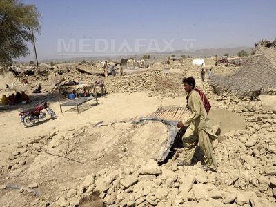 Aproape 350 de oameni au murit în cutremurul din Pakistan