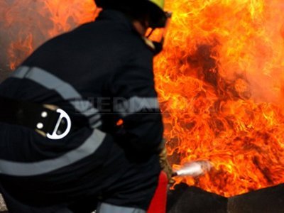 Un bloc din Arad a fost evacuat în urma unui incendiu. Zeci de persoane au primit îngrijiri din cauza fumului
