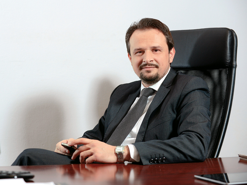 Tânărul care conduce singurul producător de plăci ceramice din România