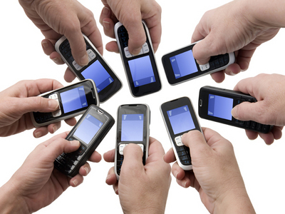 Trei abonamente Cosmote cu Internet, minute și SMS în rețea și către Romtelecom, de la 8,8 euro/lună