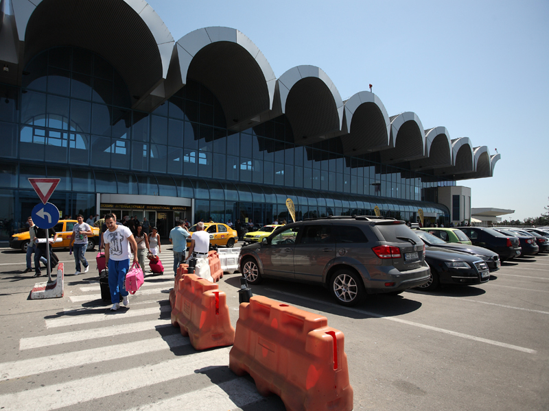 Absurdul parcărilor de la aeroportul Otopeni: cât plătește un șofer care pierde jetonul de parcare