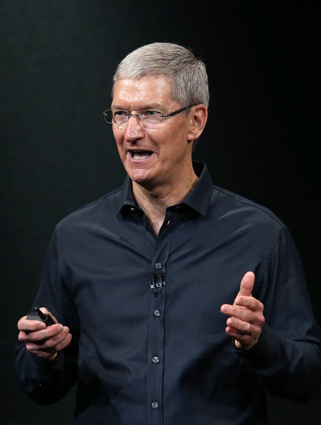 Miliardarul Carl Icahn îl presează pe șeful Apple pentru o răscumpărare de titluri de 150 mld dolari